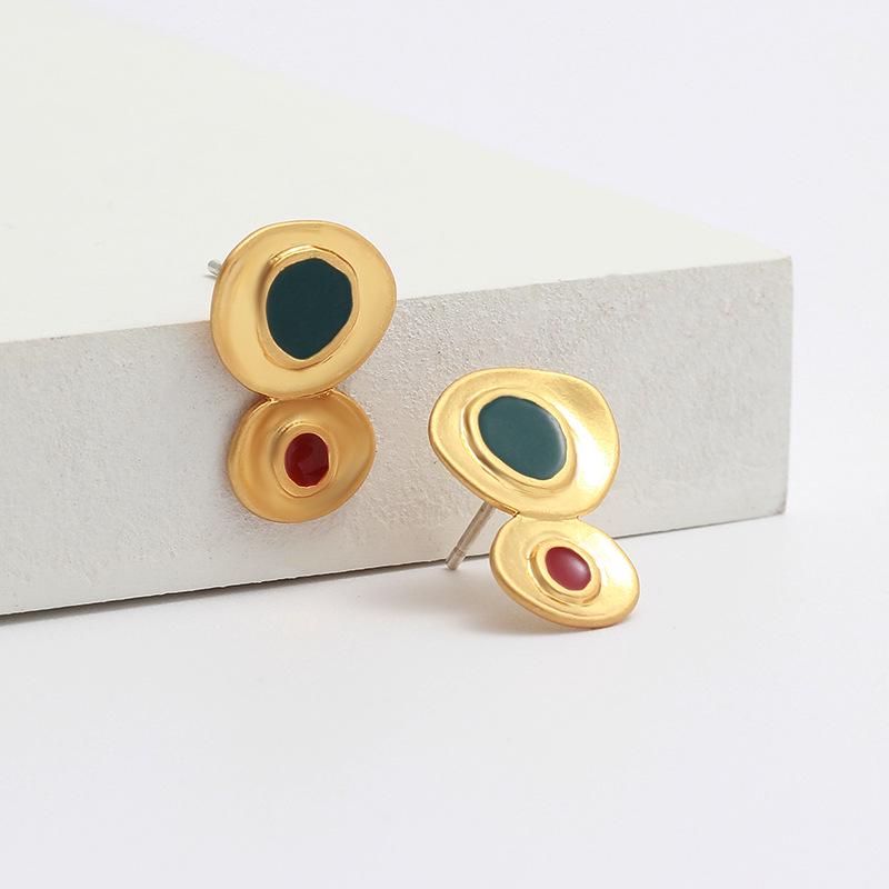 Vintage Spanish Enamel Gold Stud Earrings: Medieval Style, Versatile, Niche Design with Silver Needle
Vintage Spanish Enamel Gold Stud Earrings: Medieval Style, Versatile, Niche Design with Silver Needle