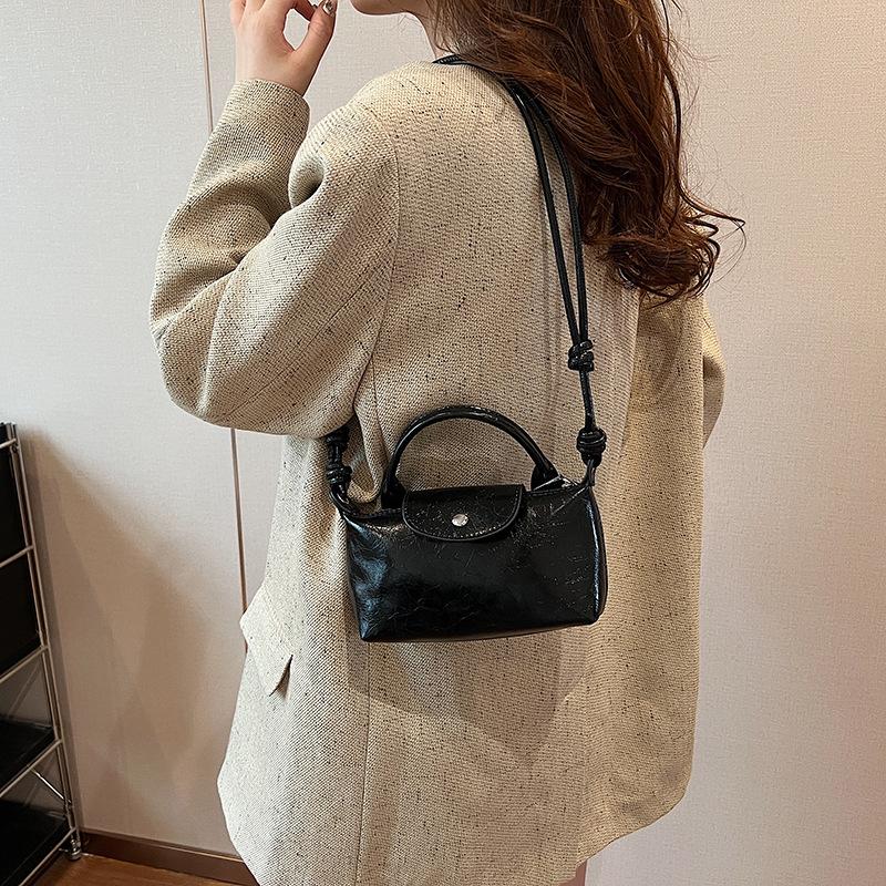 Dumpling bag new women s bag fashion mobile phone bag versatile new summer silver texture shoulder messenger bag
Dumpling bag new women s bag fashion mobile phone bag versatile new summer silver texture shoulder messenger bag