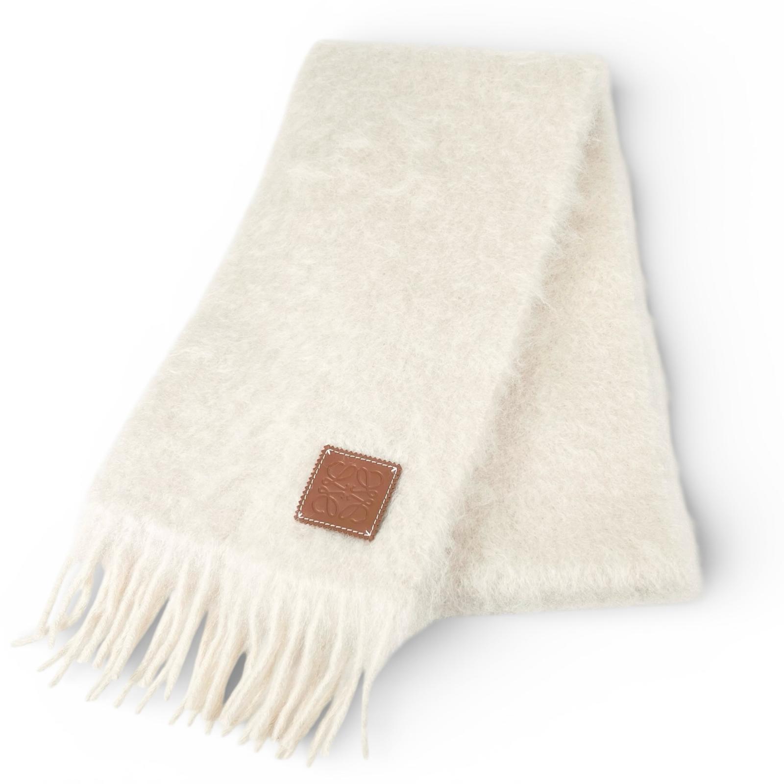 Excellent LOEWE Scarf Anagram Leather Patch Fringe Ivory mohair Women Used
Excellent LOEWE Scarf Anagram Leather Patch Fringe Ivory mohair Women Used