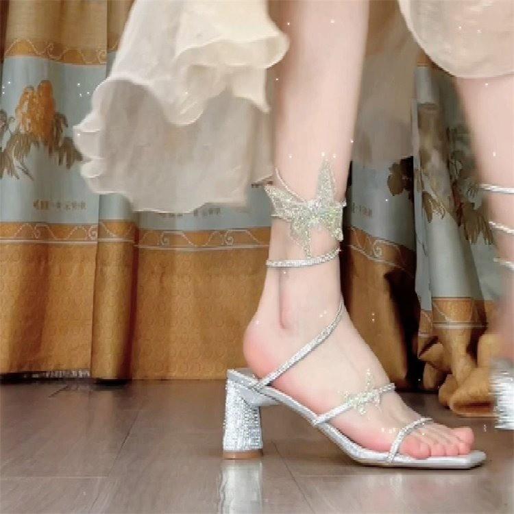 Sandals women s summer 2025 new rhinestone snake winding temperament fashion high heels 34 серебряный
Sandals women s summer 2025 new rhinestone snake winding temperament fashion high heels 34 серебряный
