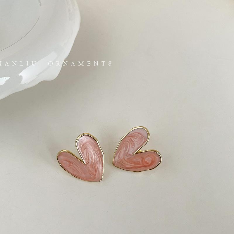 French retro love earrings new trendy stud earrings women s niche design sense high-grade light luxury temperament earrings
French retro love earrings new trendy stud earrings women s niche design sense high-grade light luxury temperament earrings