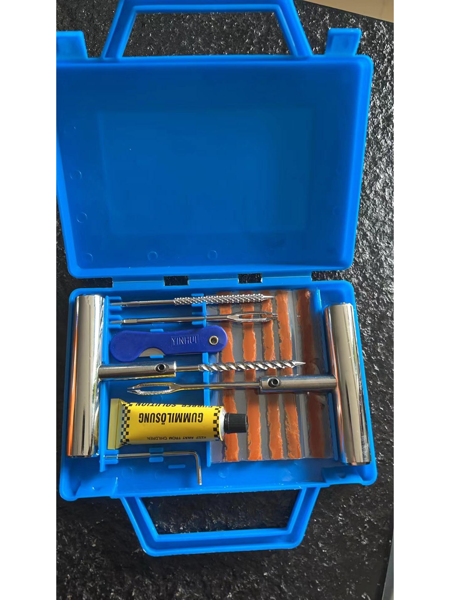 Набор для ремонта мотоциклетных и автомобильных шин для экстренного использования
Набор для ремонта мотоциклетных и автомобильных шин для экстренного использования