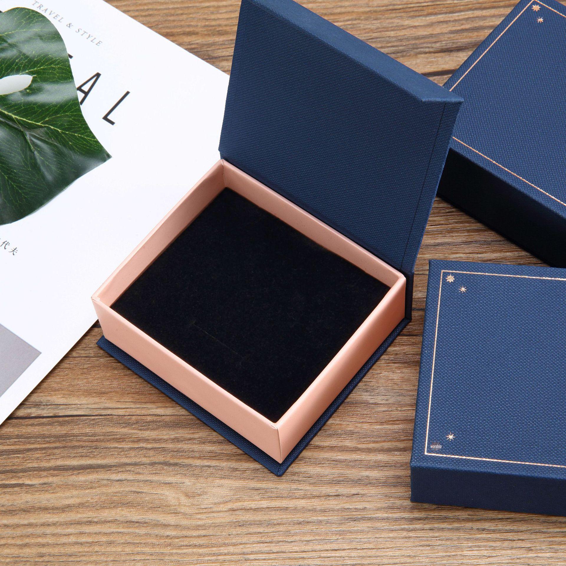 Магнитная шкатулка для украшений в корейском стиле для ожерелий, сережек и колец
Магнитная шкатулка для украшений в корейском стиле для ожерелий, сережек и колец