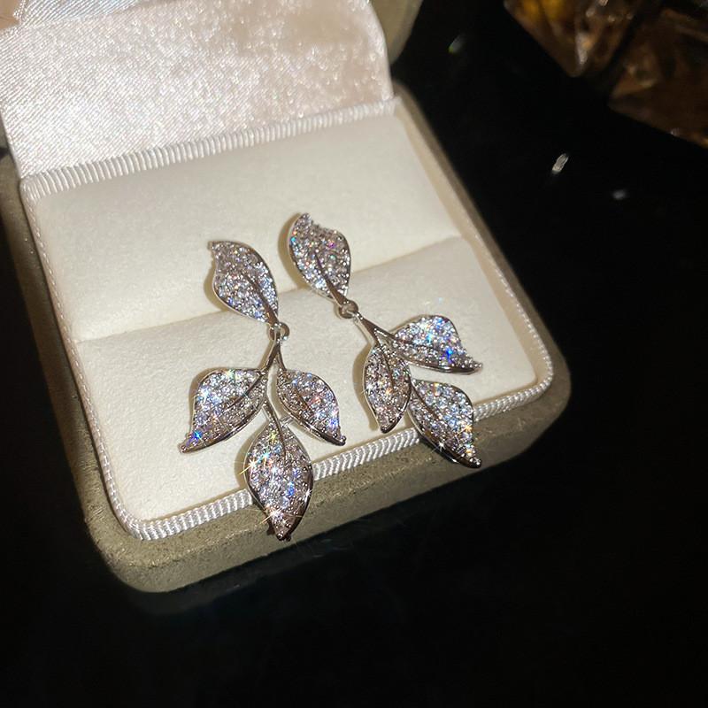 Copper Leaf Pendant Earrings With Zirconia Drop For Women Fashion Jewelry срібний
Copper Leaf Pendant Earrings With Zirconia Drop For Women Fashion Jewelry срібний