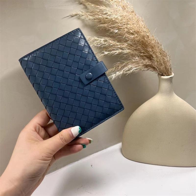 2025 Новый женский кошелек средней и длинной длины, модная сумка из овчины, плетеный кошелек, сумка для карт Length 10, width 1, height 15 синий
2025 Новый женский кошелек средней и длинной длины, модная сумка из овчины, плетеный кошелек, сумка для карт Length 10, width 1, height 15 синий