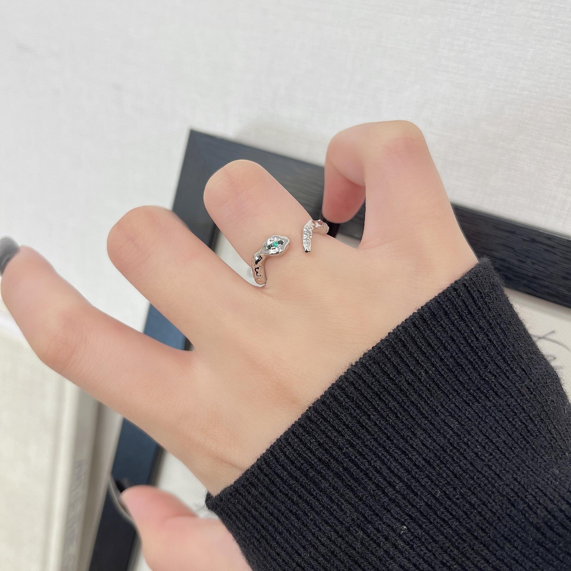 Элегантный ретро-браслет в виде змеи для женщин - украшения по знаку зодиака год Змеи, уникальный и универсальный аксессуар. RR651B ring серебряный
Элегантный ретро-браслет в виде змеи для женщин - украшения по знаку зодиака год Змеи, уникальный и универсальный аксессуар. RR651B ring серебряный