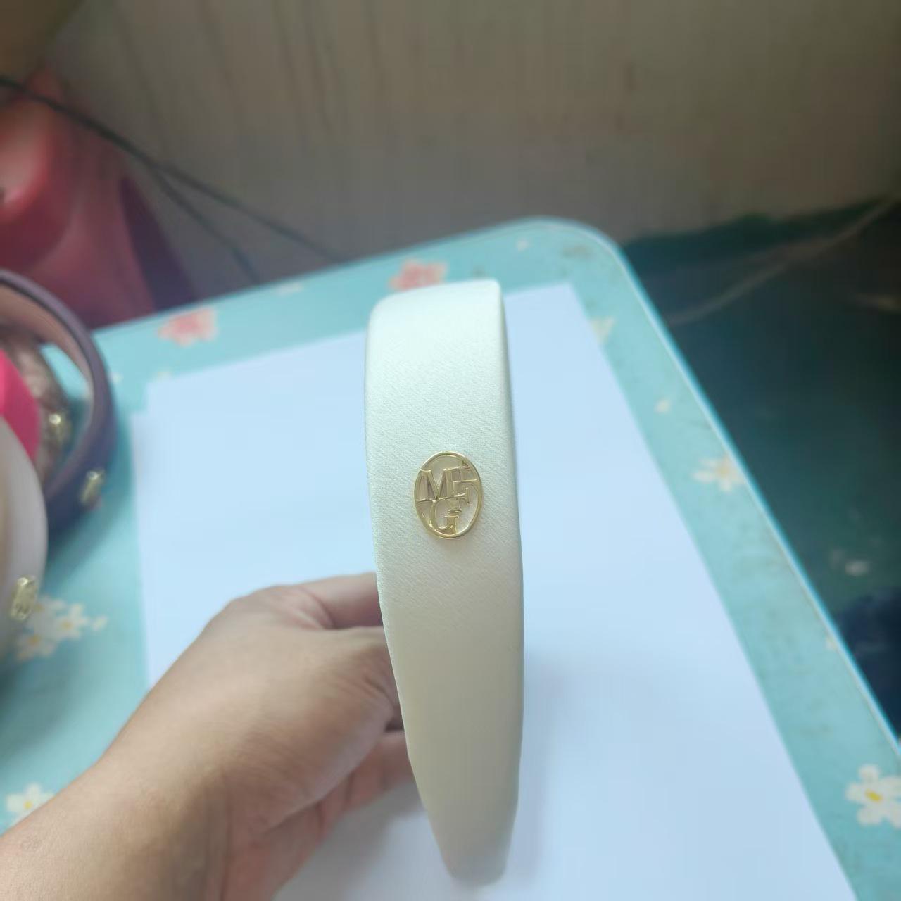 Coconut Wave Marithe Plaid Luxury Headband for Women - High Skull Top Design, Perfect for Daily Wear and Face Washing.
Coconut Wave Marithe Plaid Luxury Headband for Women - High Skull Top Design, Perfect for Daily Wear and Face Washing.