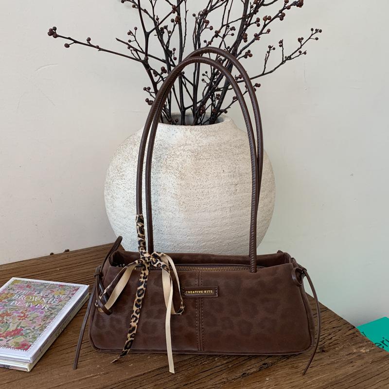 Модная и стильная сумка подмышку высокой стоимости 2025 осень новая женская простая сумка-мессенджер на плечо корейская версия ins ветер сумка
Модная и стильная сумка подмышку высокой стоимости 2025 осень новая женская простая сумка-мессенджер на плечо корейская версия ins ветер сумка