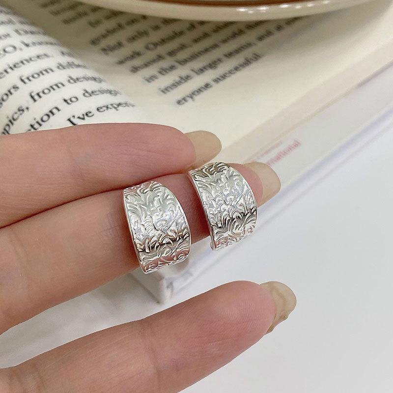 Серьги с широким лицом в форме буквы C Tang Grass Pattern Новые серьги с простым китайским узором Niche Design Sense
Серьги с широким лицом в форме буквы C Tang Grass Pattern Новые серьги с простым китайским узором Niche Design Sense