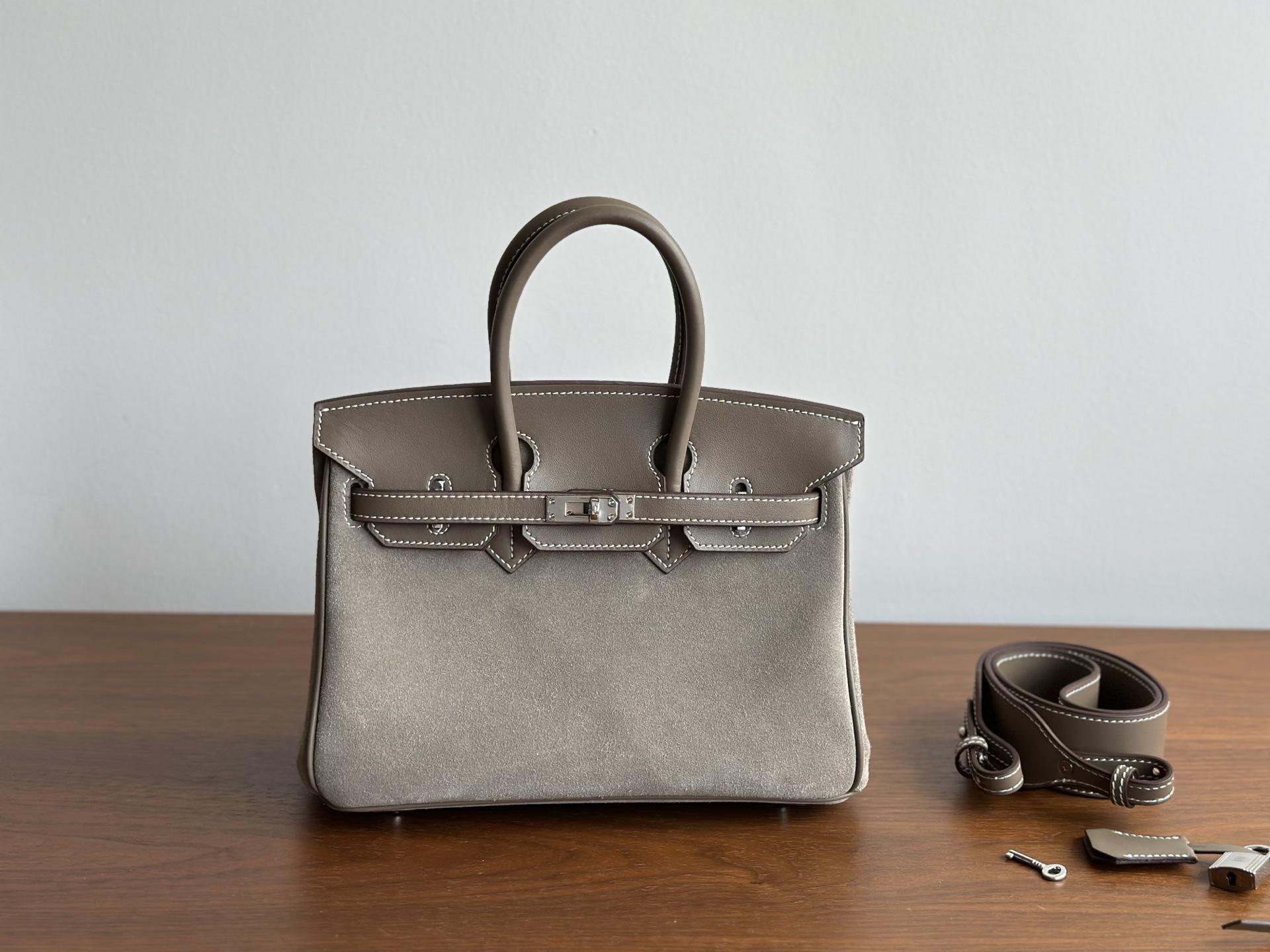 Cartier Серебристая фурнитура с кожей Swift Серебристая сумка Классическая сумка из натуральной кожи Модная женская сумка большой вместимости 30cm
Cartier Серебристая фурнитура с кожей Swift Серебристая сумка Классическая сумка из натуральной кожи Модная женская сумка большой вместимости 30cm