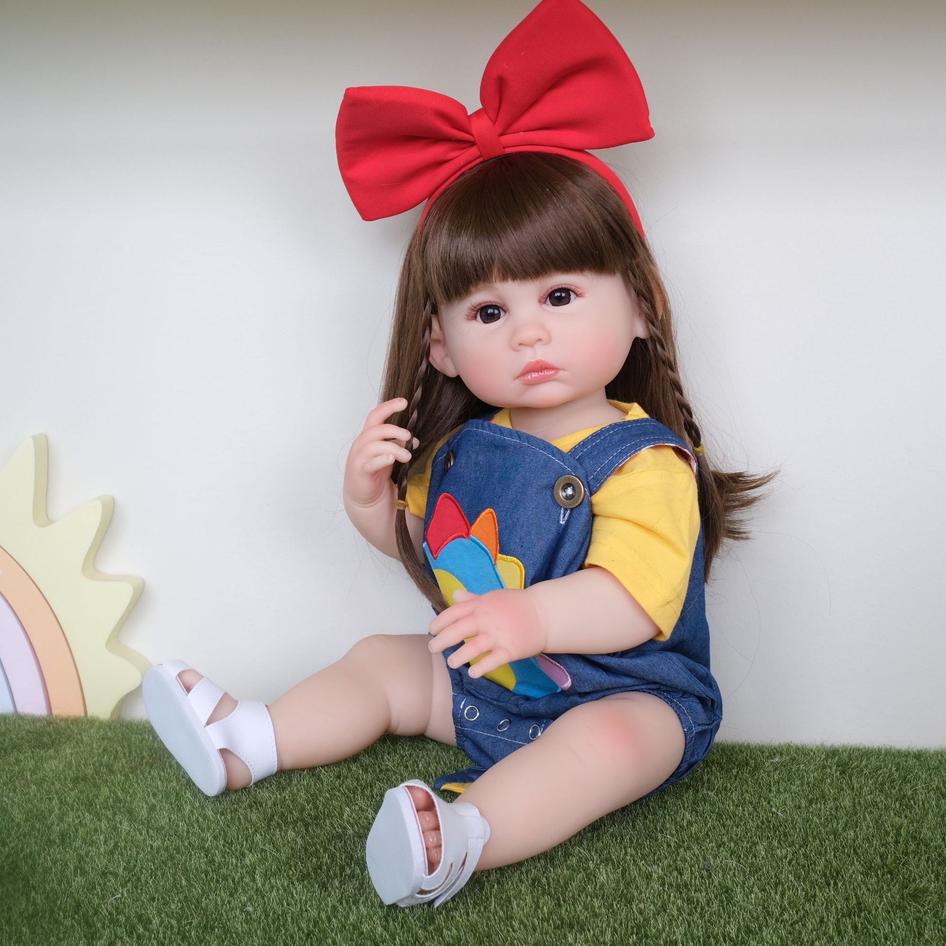 55 см, мягкая силиконовая виниловая кукла Reborn для маленьких девочек, которая может стоять, с почти прямыми ногами и длинными волосами
55 см, мягкая силиконовая виниловая кукла Reborn для маленьких девочек, которая может стоять, с почти прямыми ногами и длинными волосами