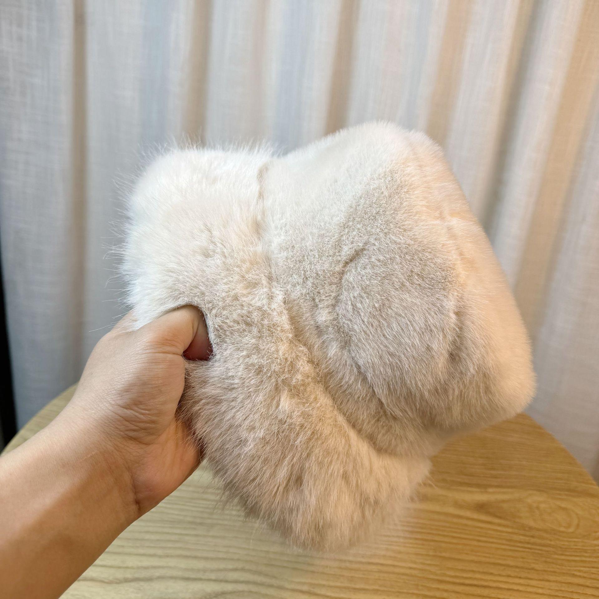 Плюшева панама жіноча осінньо-зимова тепла шапка з захистом вух однотонна біла плюшева універсальна шапка, що робить обличчя меншим, для захисту від холоду Adjustable
Плюшева панама жіноча осінньо-зимова тепла шапка з захистом вух однотонна біла плюшева універсальна шапка, що робить обличчя меншим, для захисту від холоду Adjustable