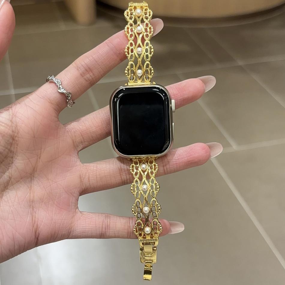 Strap For Apple Watch Band S11 S10/9/8/7/6/SE/5/Ultra IWatch 49/46/45/44/42/41/40/38mm Luxury Royal Elegant Lace Pearl Bracelet 38 40 41(S11 10)42MM золотой
Strap For Apple Watch Band S11 S10/9/8/7/6/SE/5/Ultra IWatch 49/46/45/44/42/41/40/38mm Luxury Royal Elegant Lace Pearl Bracelet 38 40 41(S11 10)42MM золотой