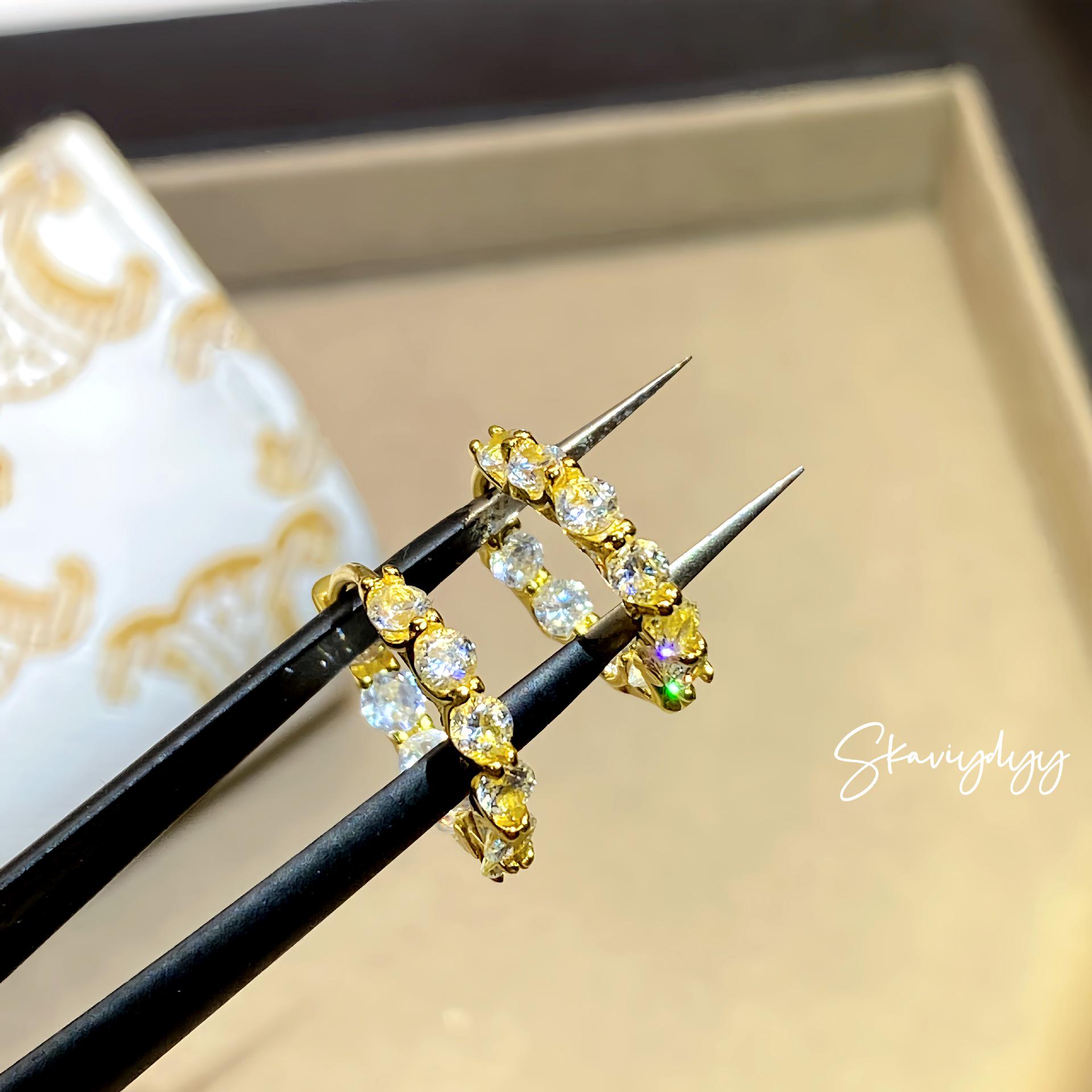 European C-shaped Hoop Earrings with Zirconia, Available in Gold and Silver, Light Luxury, Versatile and Exquisite Design.
European C-shaped Hoop Earrings with Zirconia, Available in Gold and Silver, Light Luxury, Versatile and Exquisite Design.