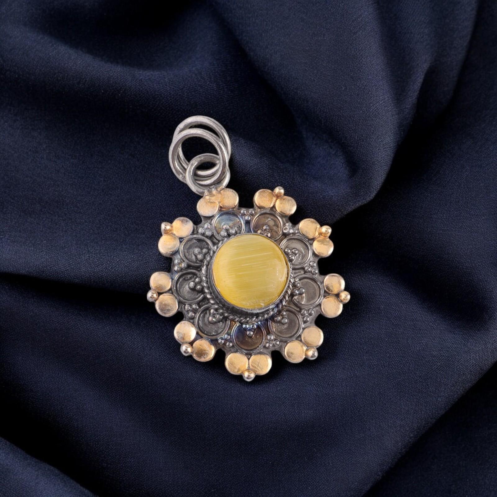 Yellow Cat s Eye Gemstone 925 Sterling Silver Jewelry Handcrafted Pendant 1.26 PP-32-42
Yellow Cat s Eye Gemstone 925 Sterling Silver Jewelry Handcrafted Pendant 1.26 PP-32-42