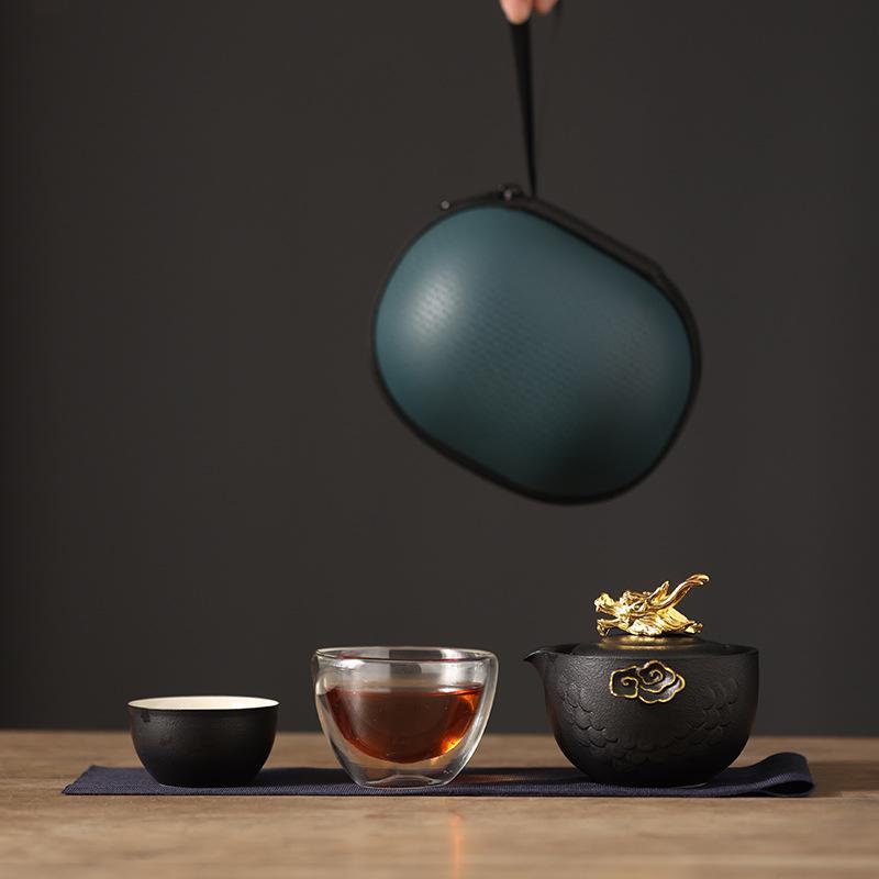Portable travel tea set, one pot and two cups storage, hand-held dragon pot, outdoor camping tea maker, business gift.
Portable travel tea set, one pot and two cups storage, hand-held dragon pot, outdoor camping tea maker, business gift.