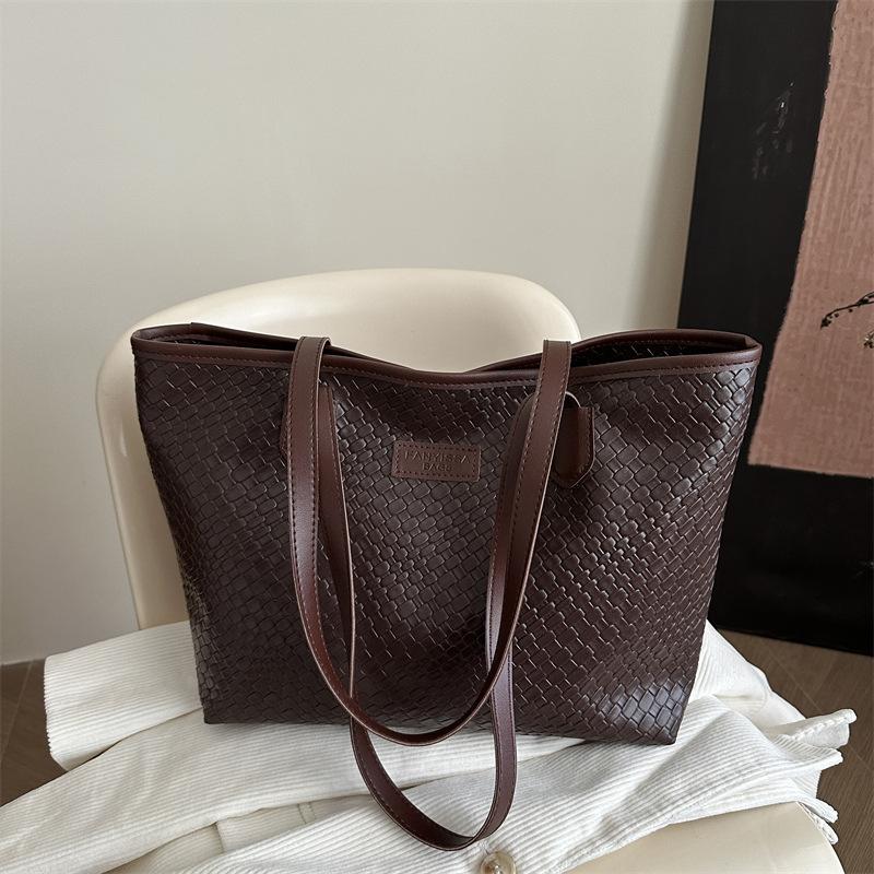 Simple large-capacity bag women s 2025 new portable tote bag summer fashion casual shoulder bag чёрный
Simple large-capacity bag women s 2025 new portable tote bag summer fashion casual shoulder bag чёрный