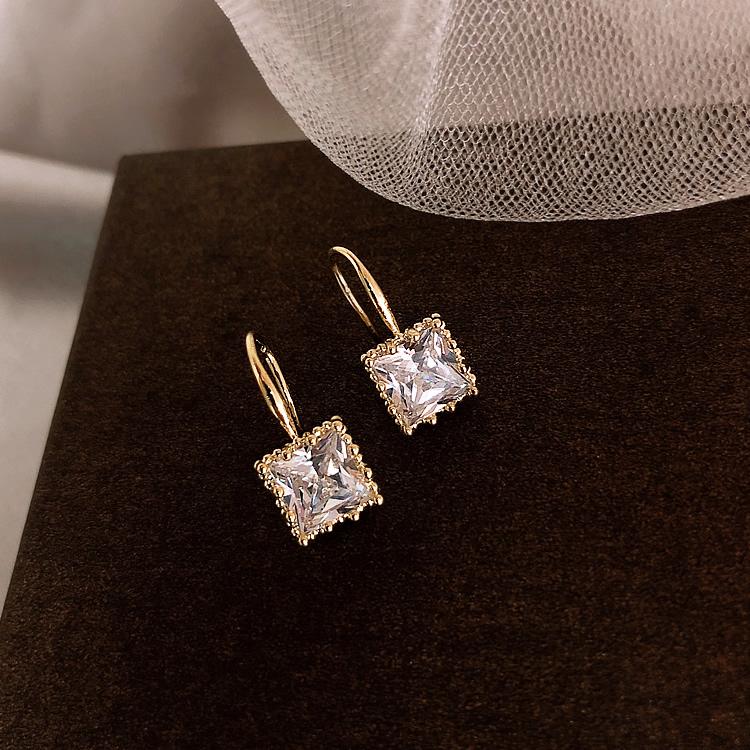 2026 New Fashion Women s Geometric Crystal Square Mini Earrings South Korea Sexy Trend Women s Jewelry Classic Small Earrings білий
2026 New Fashion Women s Geometric Crystal Square Mini Earrings South Korea Sexy Trend Women s Jewelry Classic Small Earrings білий