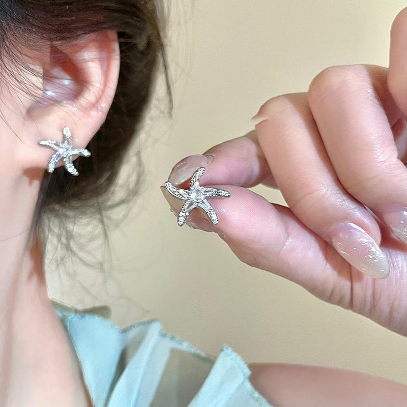 Zircon starfish earrings seaside vacation light luxury high-end stud earrings women s exquisite fashion versatile niche earrings
Zircon starfish earrings seaside vacation light luxury high-end stud earrings women s exquisite fashion versatile niche earrings
