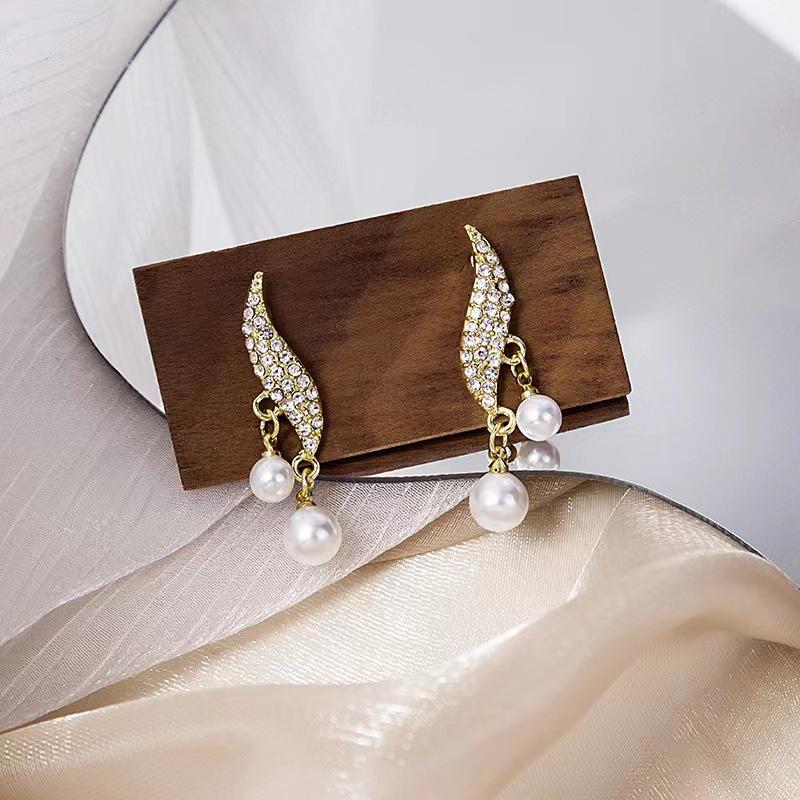 New Korean Elegant Imitation Double Pearl Dangle Earrings For Women Crystal Long Tassel Drop Earrings Wedding Jewelry Gifts 1pair
New Korean Elegant Imitation Double Pearl Dangle Earrings For Women Crystal Long Tassel Drop Earrings Wedding Jewelry Gifts 1pair