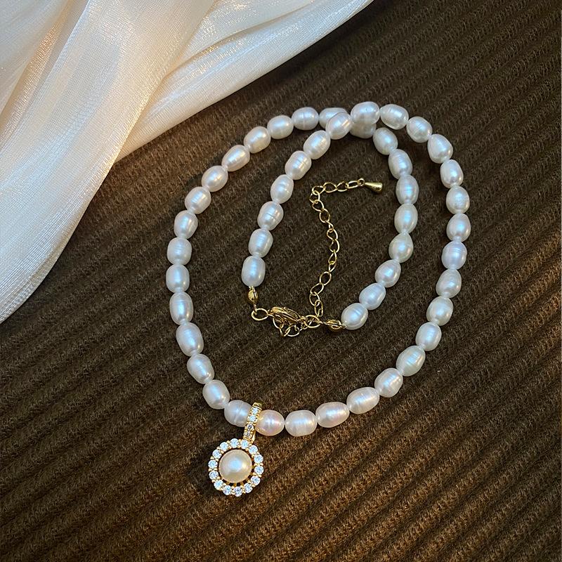 Necklace with Feminine Temperament, Retro High-end Feel, French Collarbone Chain, Versatile Necklace for Women 36CM
Necklace with Feminine Temperament, Retro High-end Feel, French Collarbone Chain, Versatile Necklace for Women 36CM