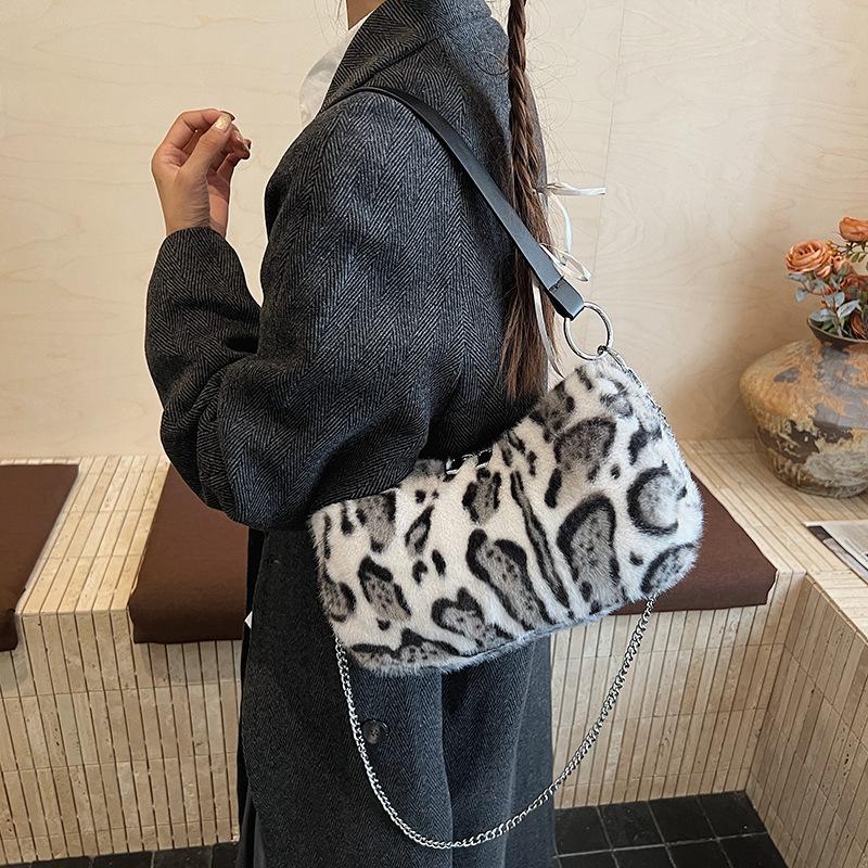 Mao Mao bag women s 2025 new autumn and winter plush leopard print chain handbag niche design shoulder armpit bag білий
Mao Mao bag women s 2025 new autumn and winter plush leopard print chain handbag niche design shoulder armpit bag білий
