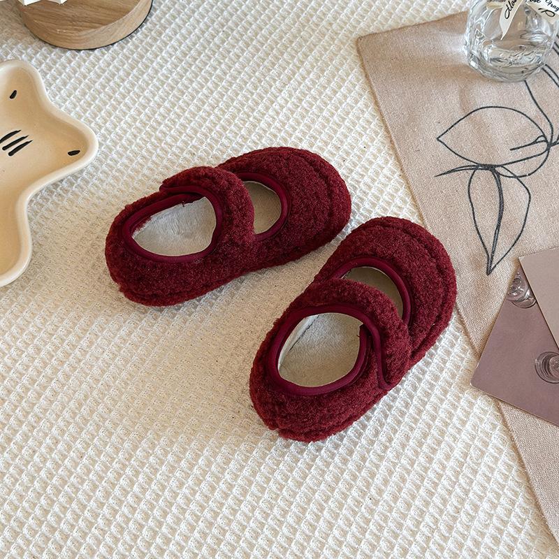 Girls furry shoes for outdoor wear, new winter children s shoes, double-layer cotton and plush loafers, baby winter shoes for older children 35 червоний
Girls furry shoes for outdoor wear, new winter children s shoes, double-layer cotton and plush loafers, baby winter shoes for older children 35 червоний