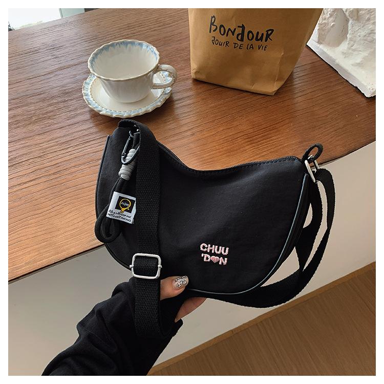 Простая повседневная нейлоновая маленькая сумка женская 2025 новая модная сумка-подушка под мышкой корейская версия популярная широкополосная сумка-мессенджер чёрный
Простая повседневная нейлоновая маленькая сумка женская 2025 новая модная сумка-подушка под мышкой корейская версия популярная широкополосная сумка-мессенджер чёрный
