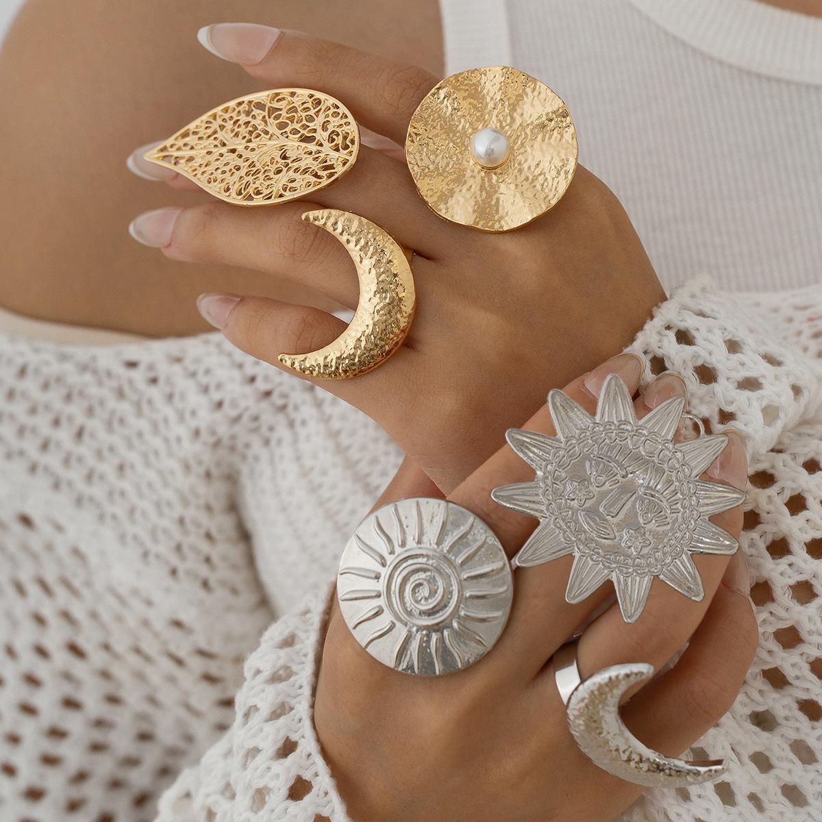 Simple alloy sunflower opening ring, personalized niche dead leaf versatile moon imitation pearl ring
Simple alloy sunflower opening ring, personalized niche dead leaf versatile moon imitation pearl ring