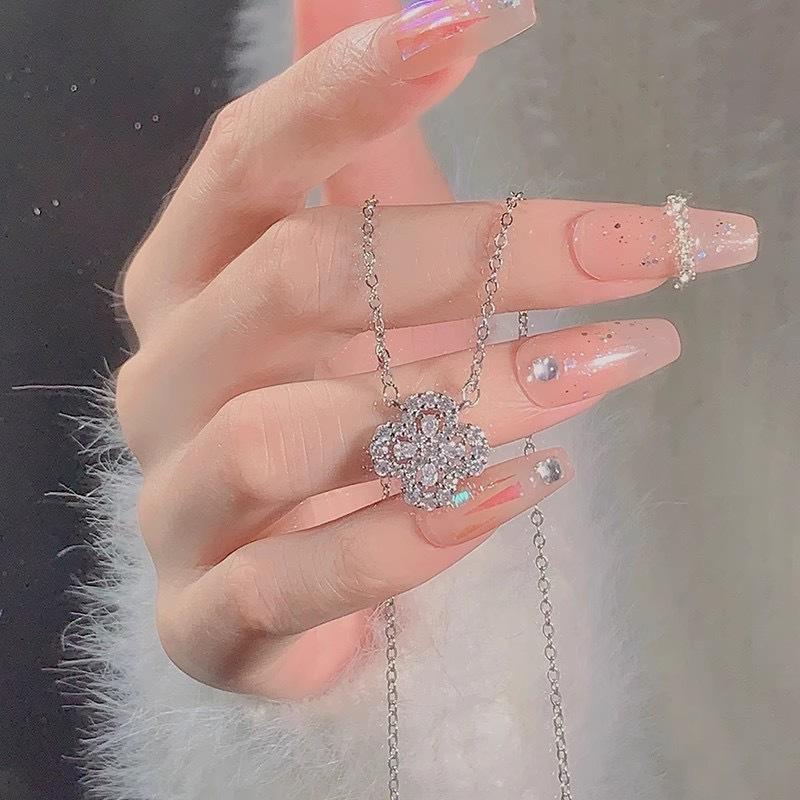 Ожерелье с микроинкрустацией Loop Series Blue Diamond Four Leaf Clover Hollow для женщин, универсальное и высококачественное
Ожерелье с микроинкрустацией Loop Series Blue Diamond Four Leaf Clover Hollow для женщин, универсальное и высококачественное