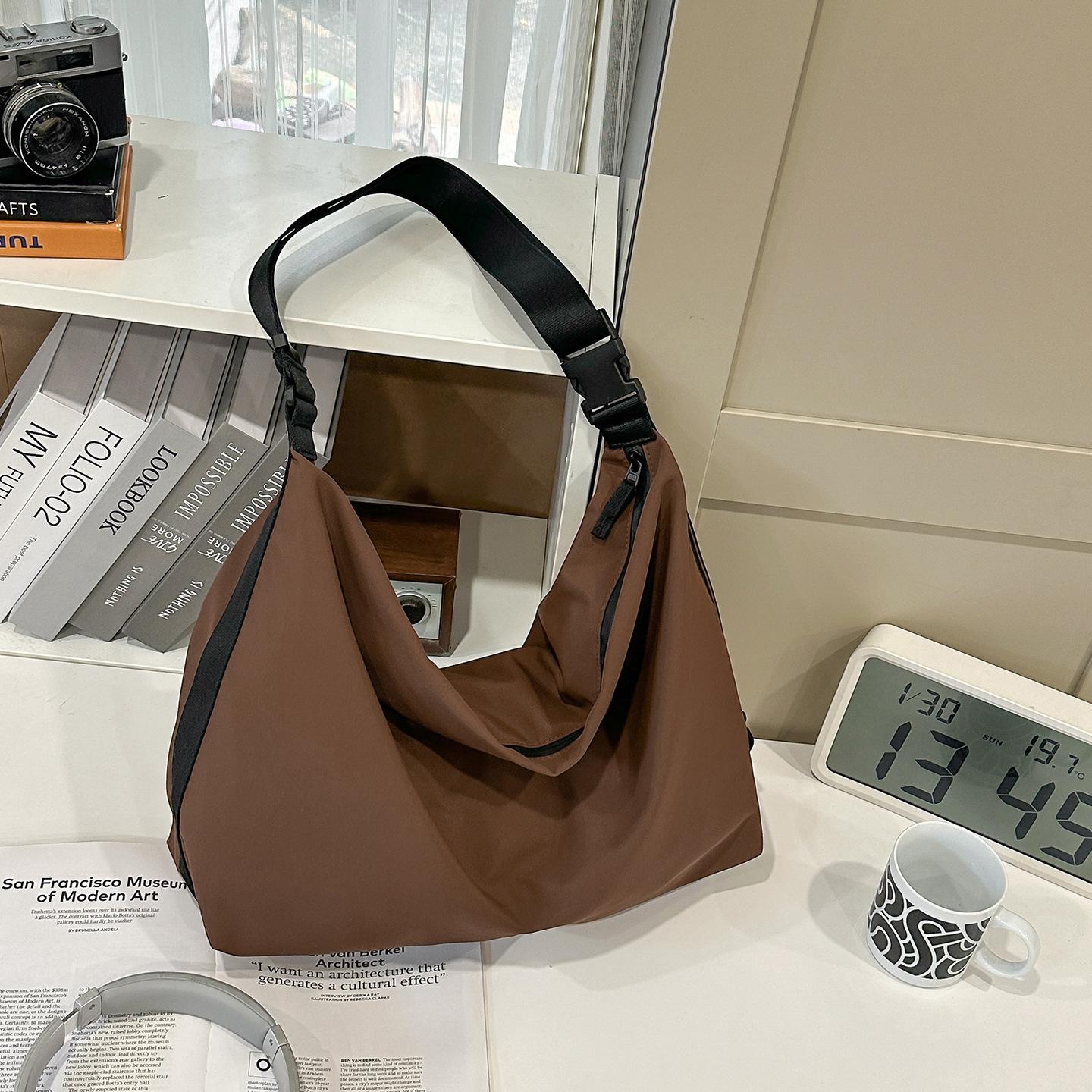 Casual men s shoulder bag messenger bag waterproof large capacity lazy wind student sports men s and women s tide messenger bag коричневый
Casual men s shoulder bag messenger bag waterproof large capacity lazy wind student sports men s and women s tide messenger bag коричневый