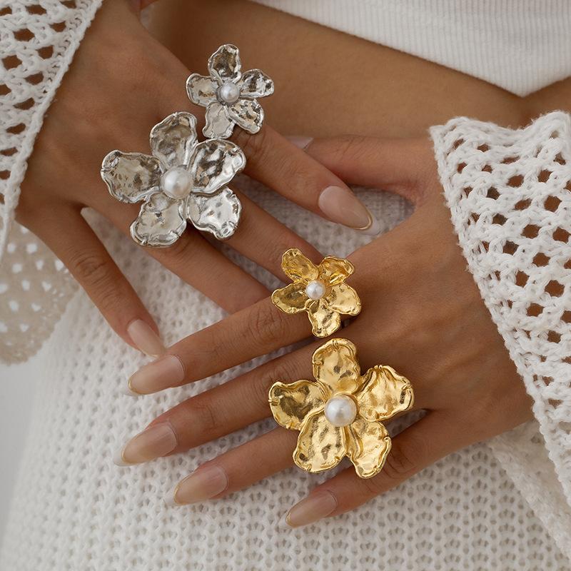 Irregular pearl flower finger ring fashion niche design ring personality exaggerated jewelry women
Irregular pearl flower finger ring fashion niche design ring personality exaggerated jewelry women