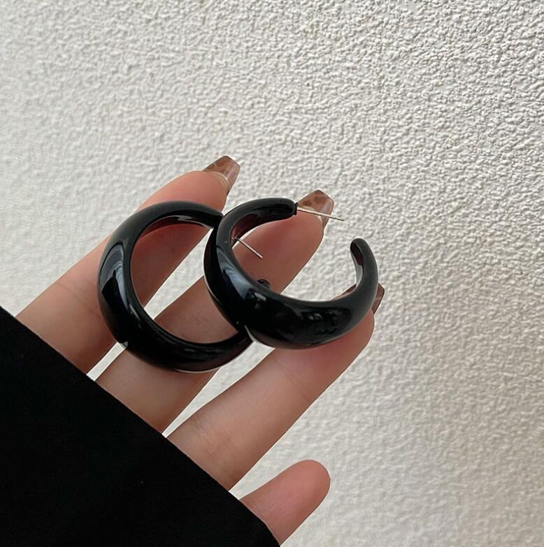 Трендові сережки-кільця С-подібної форми з срібла 925 проби цукеркового кольору 2022: Акрилові осінньо-зимові сережки-пусети
Трендові сережки-кільця С-подібної форми з срібла 925 проби цукеркового кольору 2022: Акрилові осінньо-зимові сережки-пусети