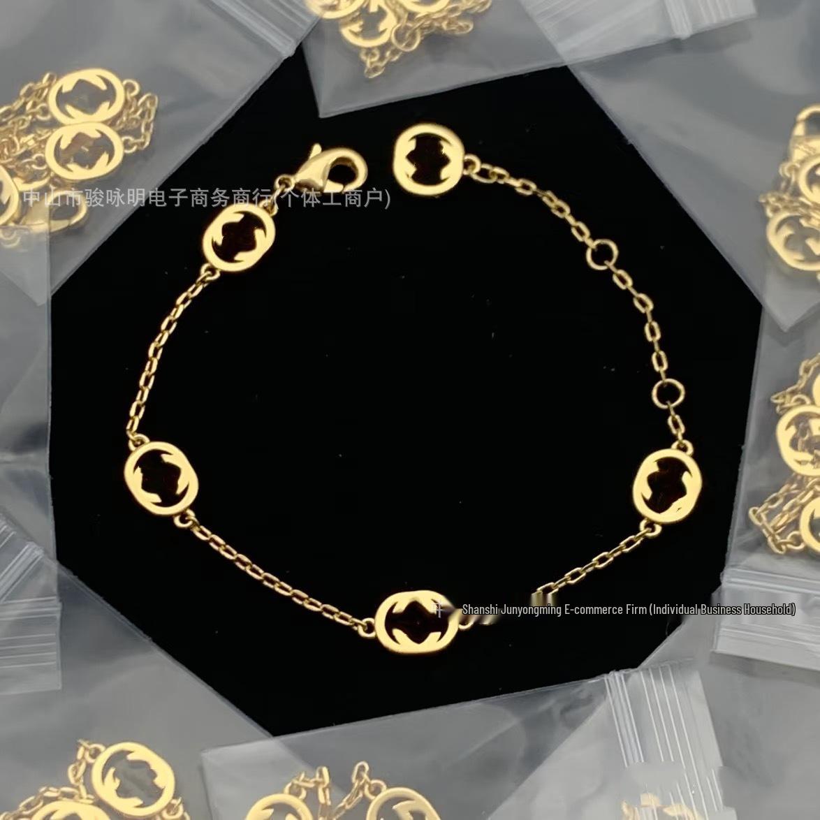 Браслет Gujia Gold Полірований Мінімалістичний Зі Стилізованим Логотипом Double G, Набір з 5 Штук для Жінок
Браслет Gujia Gold Полірований Мінімалістичний Зі Стилізованим Логотипом Double G, Набір з 5 Штук для Жінок
