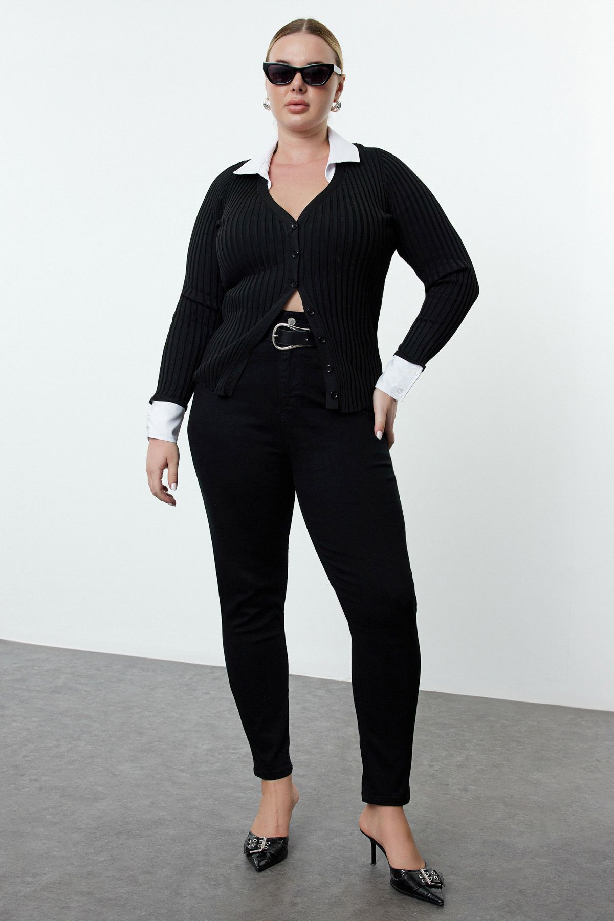 Women s Elegance Style Plus Size Cardigan Black Shirt Collar Buttoned Corduroy Knitwear Cardigan 2XL
Women s Elegance Style Plus Size Cardigan Black Shirt Collar Buttoned Corduroy Knitwear Cardigan 2XL