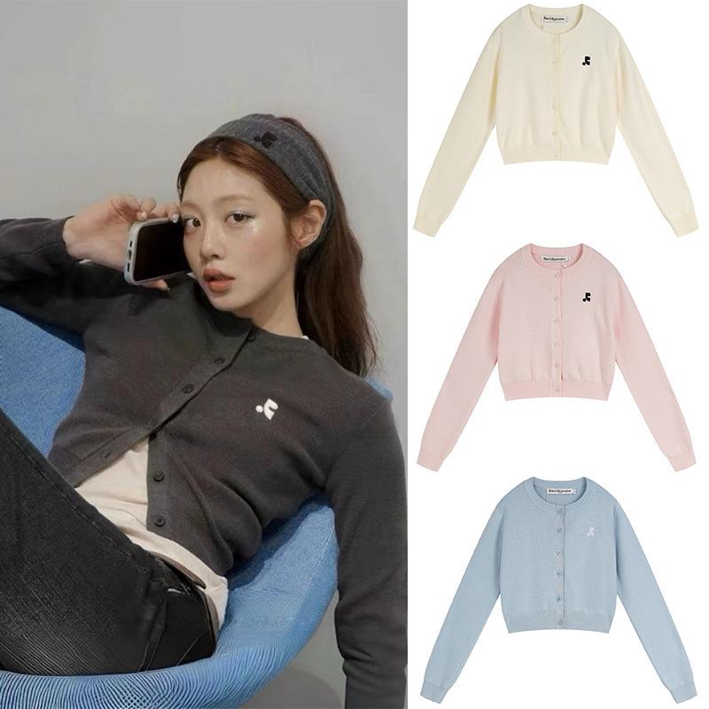 Zhao Lusi-Inspired Knitted Cardigan: Short, Slim, RR Embroidered Style One Size
Zhao Lusi-Inspired Knitted Cardigan: Short, Slim, RR Embroidered Style One Size