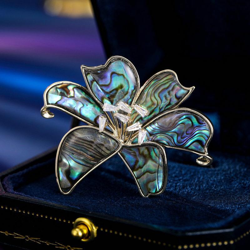 Высококачественная элегантная темпераментная натуральная рябчиковая роскошная брошь в виде цветка лилии, фиксированная булавка для одежды, аксессуары для пиджака
Высококачественная элегантная темпераментная натуральная рябчиковая роскошная брошь в виде цветка лилии, фиксированная булавка для одежды, аксессуары для пиджака