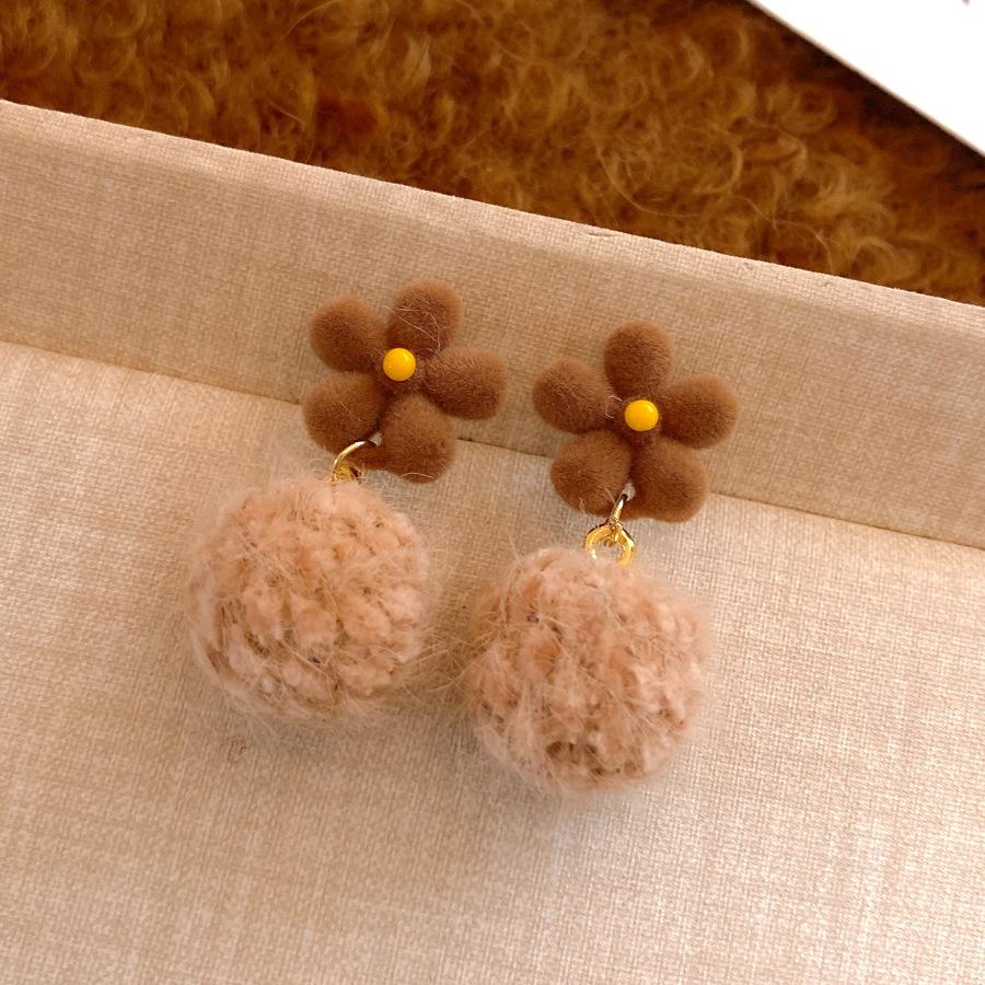 Retro autumn and winter flocking flower hairball pearl earrings stud earrings temperament earrings women
Retro autumn and winter flocking flower hairball pearl earrings stud earrings temperament earrings women