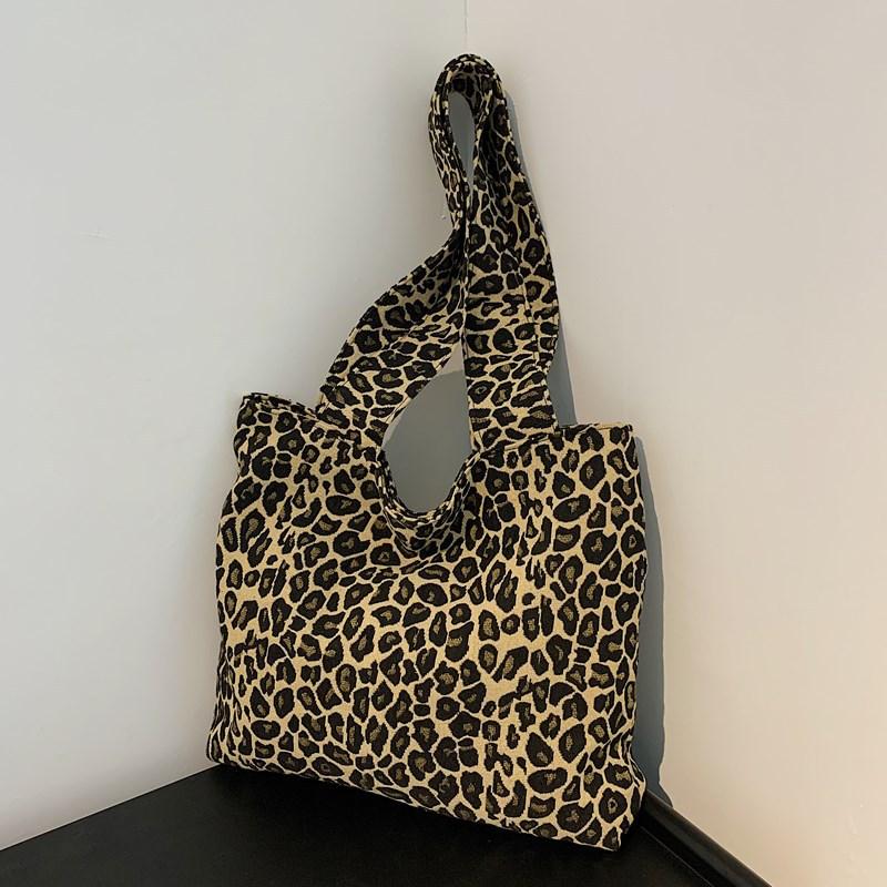 Leopard print canvas bag women s large capacity 2025 new autumn and winter casual versatile shoulder messenger bag commuter tote bag коричневый
Leopard print canvas bag women s large capacity 2025 new autumn and winter casual versatile shoulder messenger bag commuter tote bag коричневый