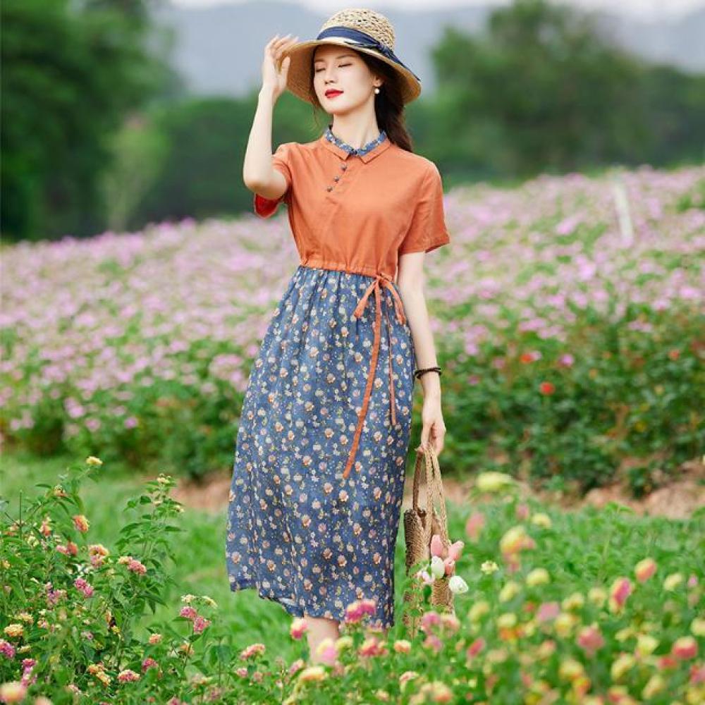 Летнее женское платье средней длины со шнуровкой и литературным принтом
Летнее женское платье средней длины со шнуровкой и литературным принтом