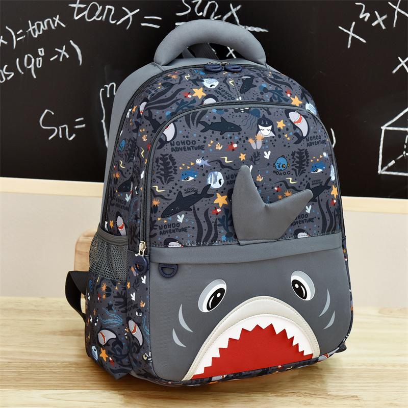 Новый высококачественный, свежий и милый рюкзак с граффити в виде милой мультяшной акулы, легкий мини-рюкзак для учеников начальной школы серый
Новый высококачественный, свежий и милый рюкзак с граффити в виде милой мультяшной акулы, легкий мини-рюкзак для учеников начальной школы серый
