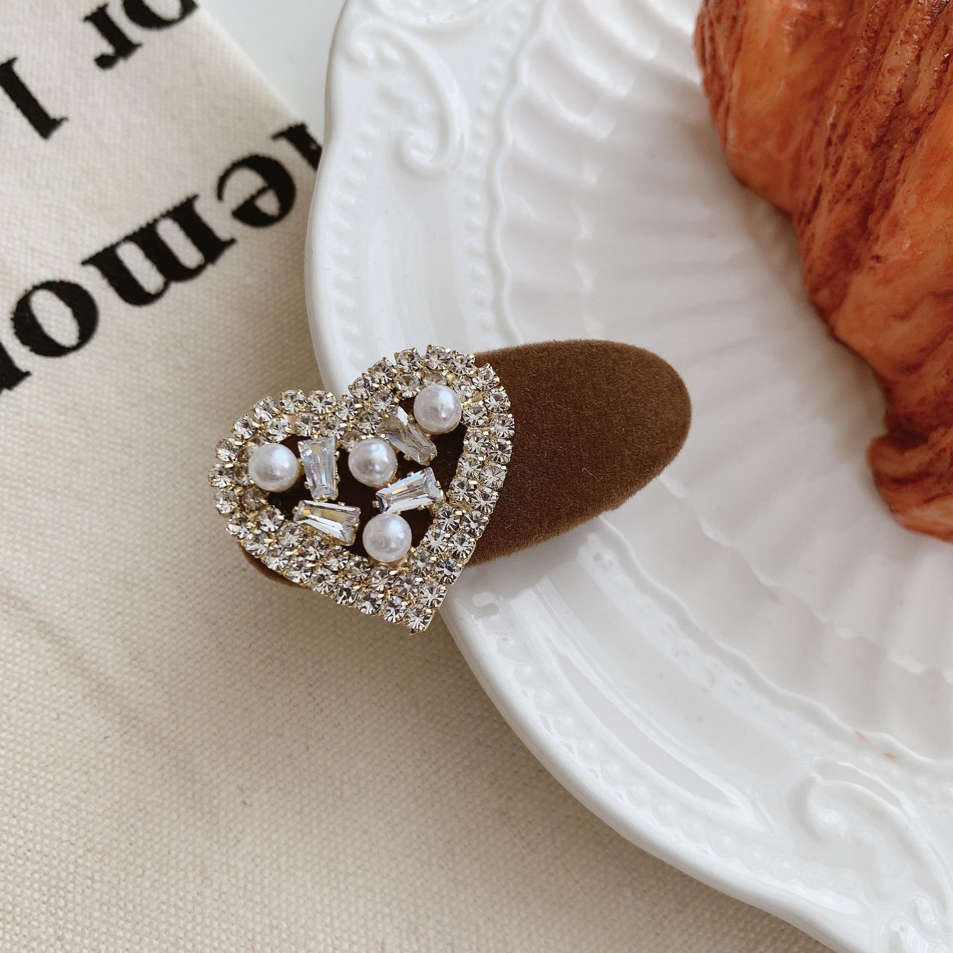 Dongdaemun, South Korea, full of diamonds, pearls, love velvet, summer atmosphere hairpin, new simple side clip hair accessories
Dongdaemun, South Korea, full of diamonds, pearls, love velvet, summer atmosphere hairpin, new simple side clip hair accessories
