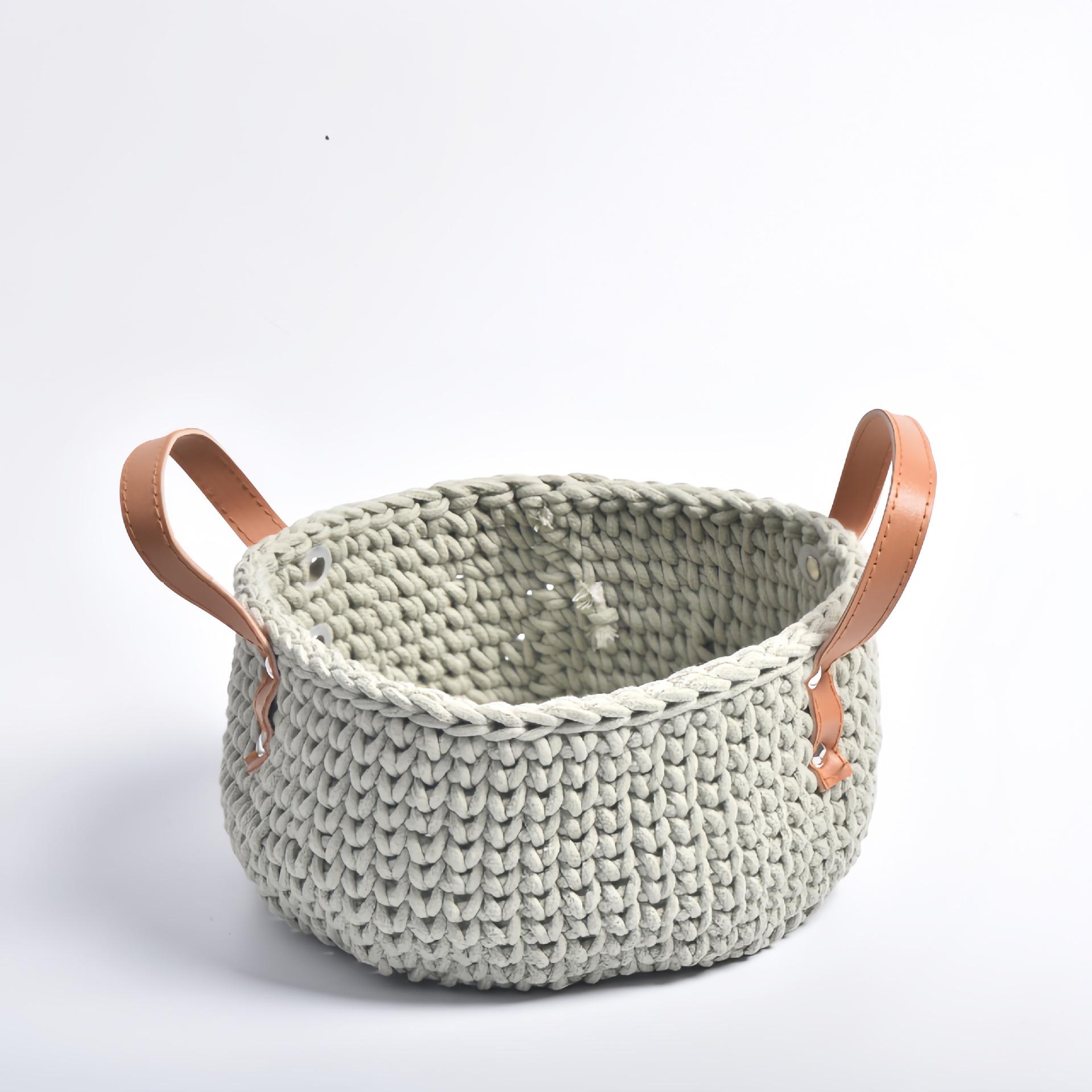 Вязаная корзина из хлопковой веревки с кожаными ручками для хранения, косметики и креативных цветочных композиций.
Вязаная корзина из хлопковой веревки с кожаными ручками для хранения, косметики и креативных цветочных композиций.