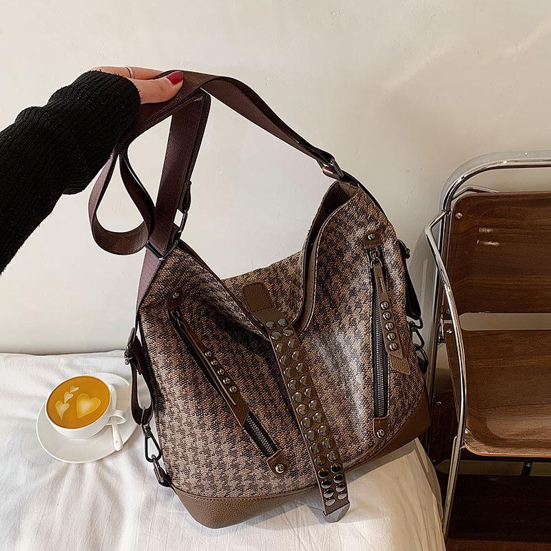 Сумка большая с леопардовым принтом, повседневная, большой вместимости, на плечо, женская, с заклепками, сумка-мессенджер, рюкзак
Сумка большая с леопардовым принтом, повседневная, большой вместимости, на плечо, женская, с заклепками, сумка-мессенджер, рюкзак