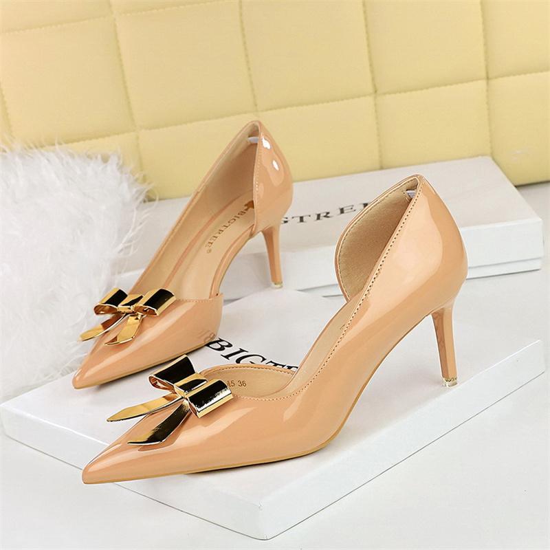 European And American Fashion Banquet High Heels Thin Heel Patent Leather Pointed Toe Metal Bow Side Empty Elegant Workplace 34
European And American Fashion Banquet High Heels Thin Heel Patent Leather Pointed Toe Metal Bow Side Empty Elegant Workplace 34
