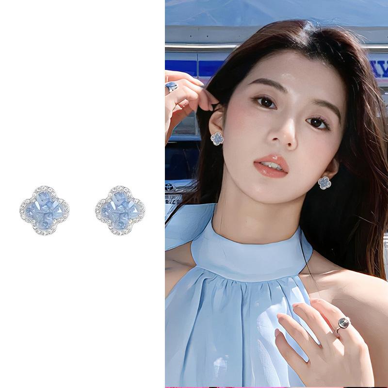 Diamond-set crystal clover stud earrings, simple, small and fresh design earrings, fashionable and versatile earrings.
Diamond-set crystal clover stud earrings, simple, small and fresh design earrings, fashionable and versatile earrings.