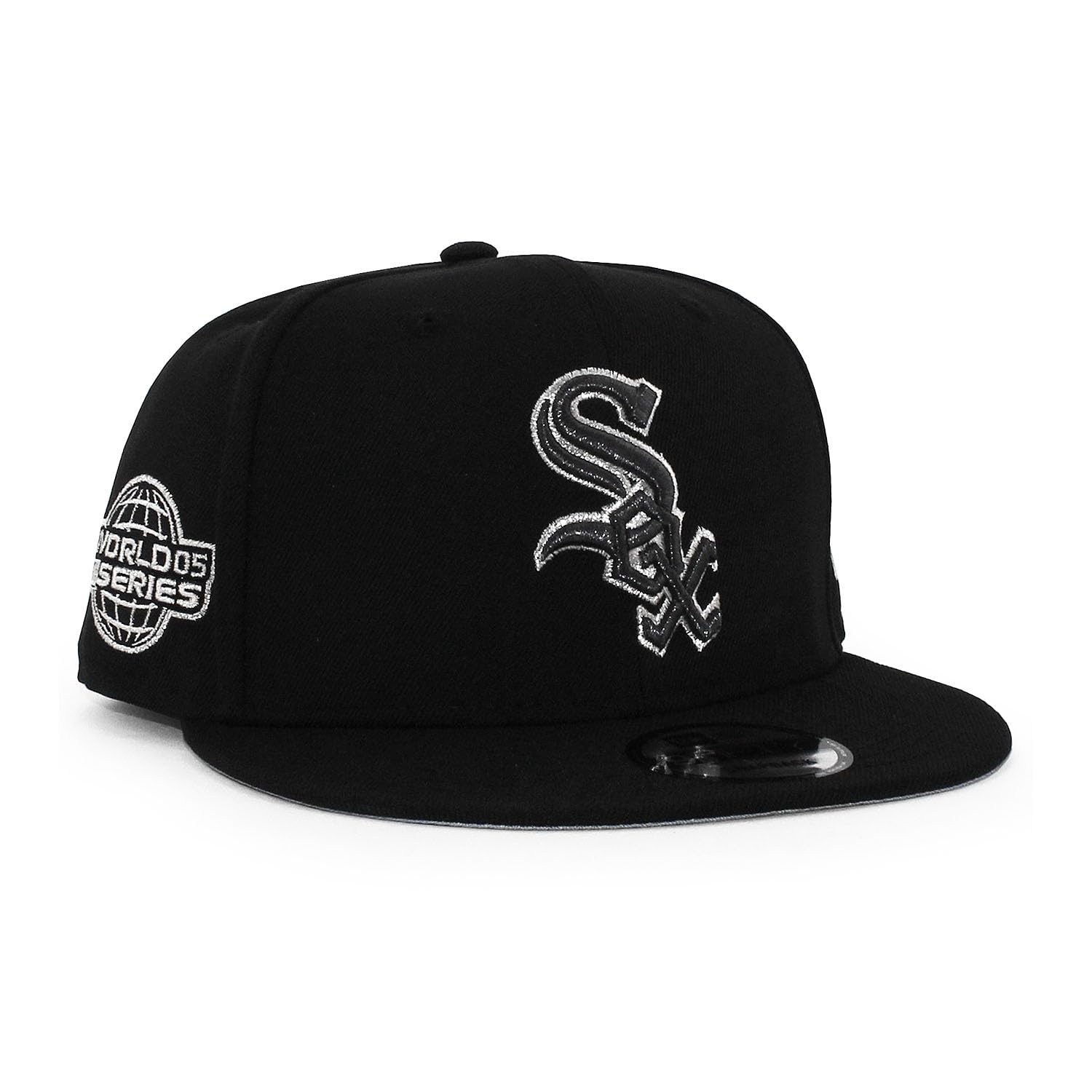 New Era 9FIFTY Snapback a trendy Chicago White Sox MLB 2005 World Series Grey UV Snapback Cap in Black with a black side Cap, color-brimmed patch. чорний
New Era 9FIFTY Snapback a trendy Chicago White Sox MLB 2005 World Series Grey UV Snapback Cap in Black with a black side Cap, color-brimmed patch. чорний