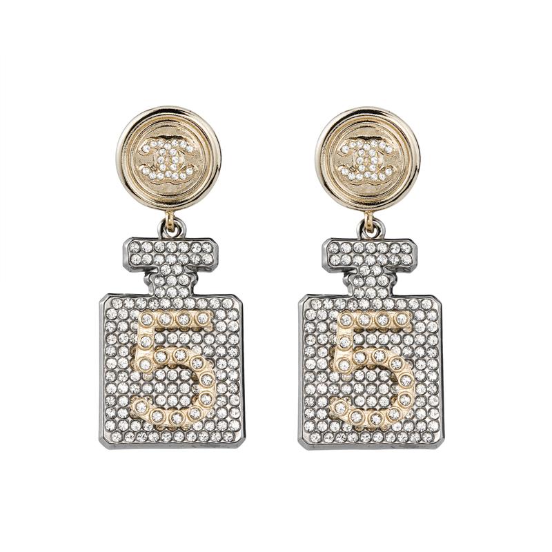 CHANEL No. 5 100th Anniversary Full Diamond Perfume Bottle Earrings сірий колір
CHANEL No. 5 100th Anniversary Full Diamond Perfume Bottle Earrings сірий колір