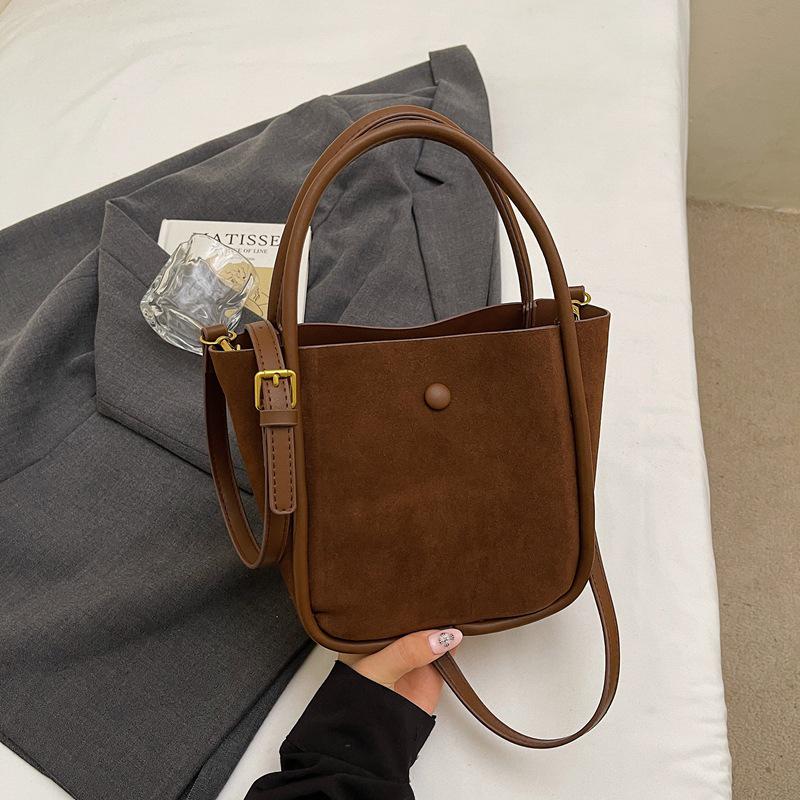 Винтажная матовая кожаная сумка-тоут 2025: Универсальная сумка-ведро на плечо и через плечо для женщин
Винтажная матовая кожаная сумка-тоут 2025: Универсальная сумка-ведро на плечо и через плечо для женщин