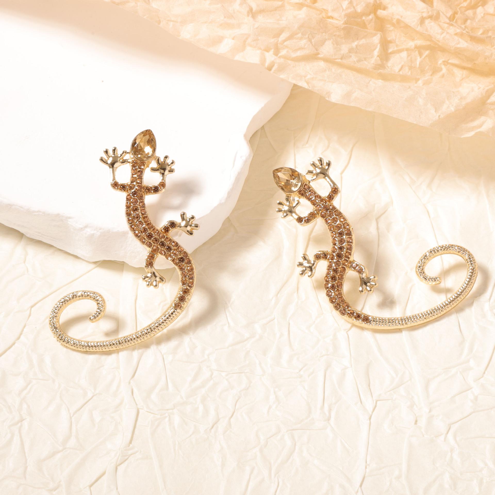 Metal Rhinestone Lizard Animal Dangle Earrings Women s New Simple Trend Design Zircon Wedding Accessories золотой
Metal Rhinestone Lizard Animal Dangle Earrings Women s New Simple Trend Design Zircon Wedding Accessories золотой